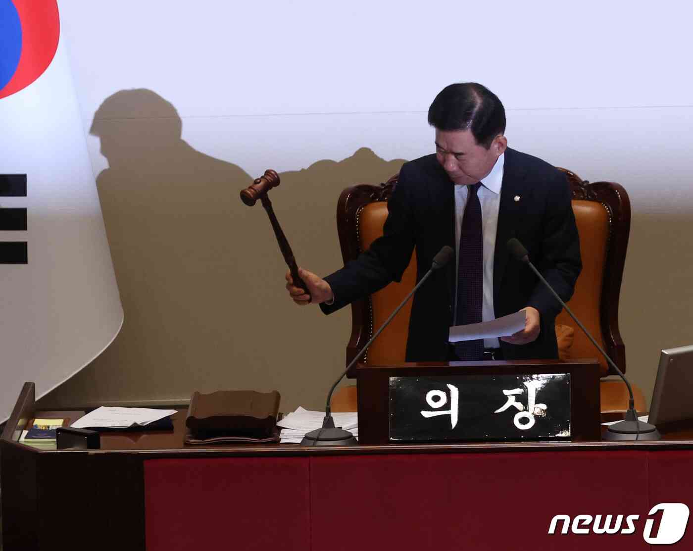 김진표 국회의장이 21일 오후 서울 여의도 국회에서 열린 제410회 국회(정기회) 제8차 본회의에서 의사봉을 두드리며 이재명 더불어민주당 대표에 대한 체포동의안의 가결을 알리고 있다. 2023.9.21/뉴스1 © News1 송원영 기자