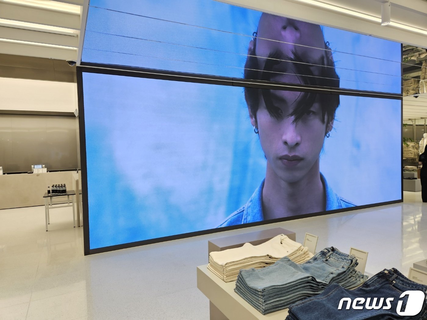 본문 이미지 - 무신사 스탠다드 대구 동성로 점 내 미디어월 모습.ⓒ 뉴스1/김진희 기자.