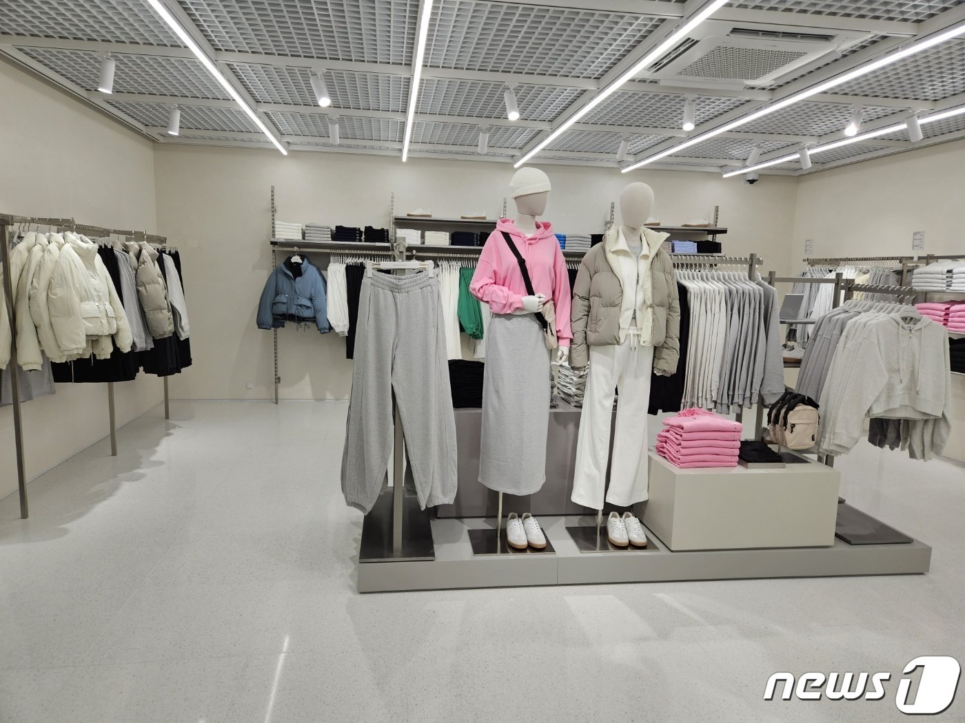 본문 이미지 - 무신사 스탠다드 대구 동성로점 내부 모습.ⓒ 뉴스1/김진희 기자.