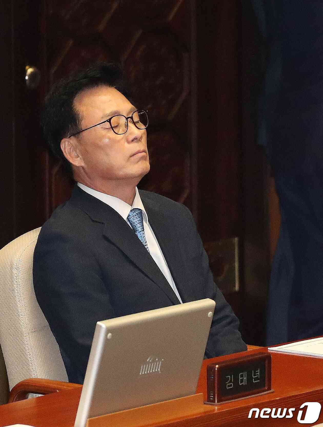 박광온 더불어민주당 원내대표가 21일 오후 서울 여의도 국회에서 열린 제410회 국회(정기회) 제8차 본회의에서 이재명 대표에 대한 체포동의안이 총투표 295표, 가 149표, 부 136표, 기권 6표, 무효 4표로 가결되자 아쉬워하고 있다. 2023.9.21/뉴스1 © News1 임세영 기자