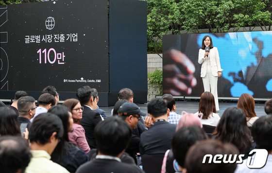 환영사 하는 신경자 전무
