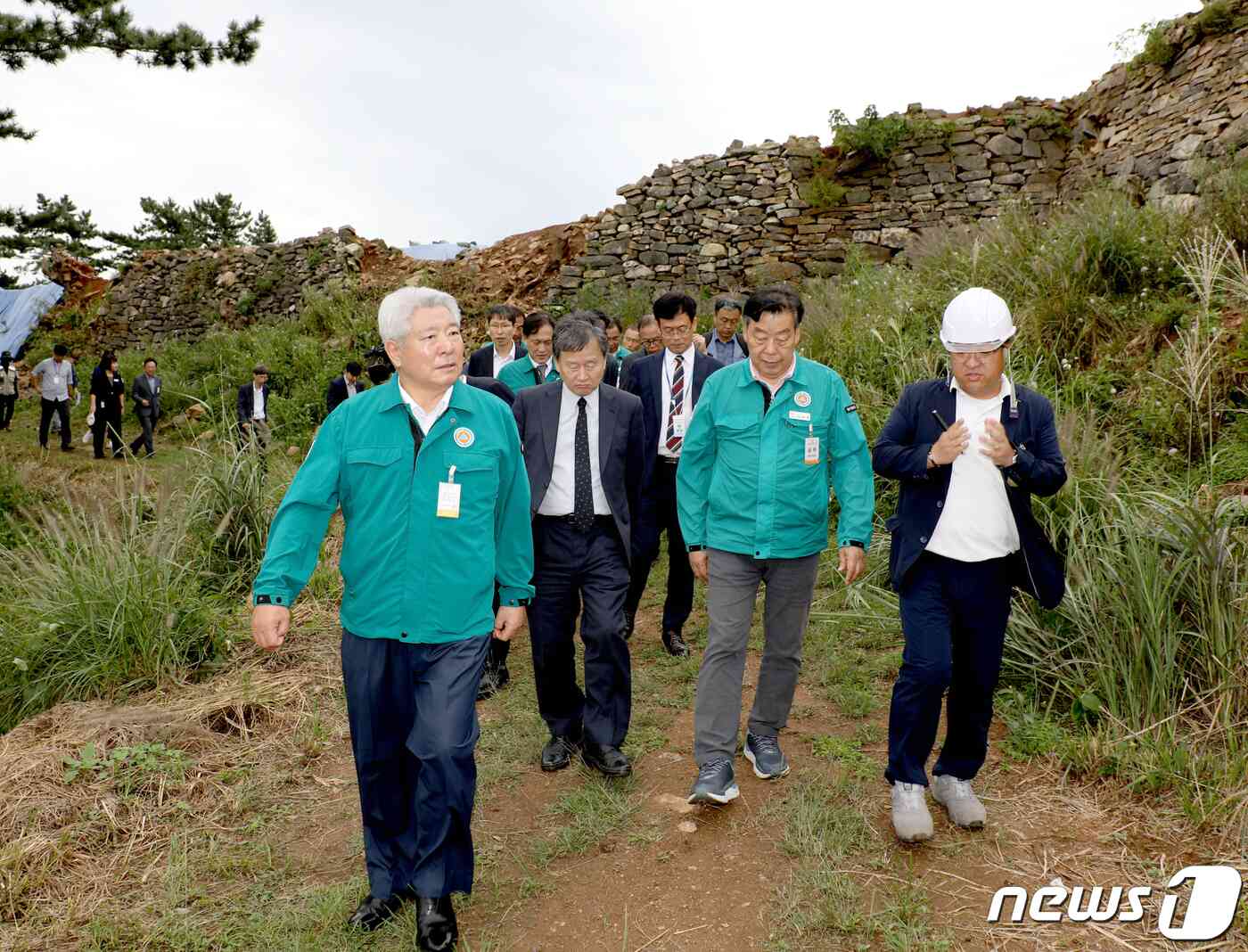 김홍일 국민권익위원장(왼쪽)이 21일 안흥진성 개방·정비를 위한 군사시설 보호구역 해제를 요구하며 집단민원이 제기된 충남 태안 안흥진성 현장을 찾아 가세로 태안군수 등과 둘러보고 있다.(태안군 제공)/뉴스1