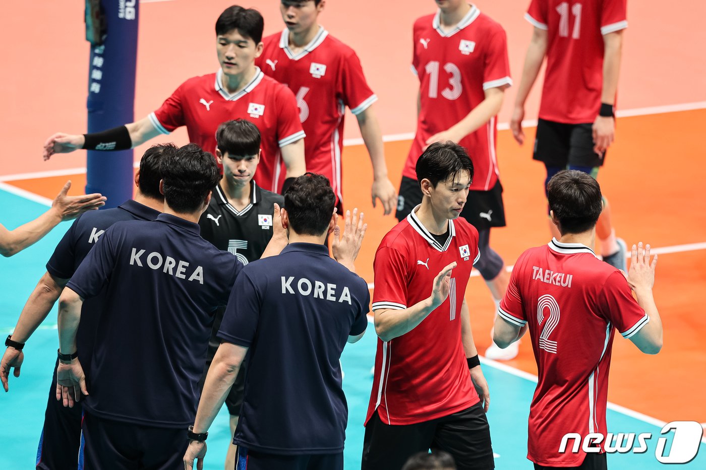 본문 이미지 - 21일 중국 항저우 린핑 스포츠센터체육관에서 열린 2022 항저우 아시안게임 남자 배구 C조 조별리그 대한민국과 캄보디아의 경기에서 세트스코어 3대0으로 승리한 대한민국 선수들이 코칭스태프와 하이파이브하고 있다. 2023.9.21/뉴스1 ⓒ News1 유승관 기자