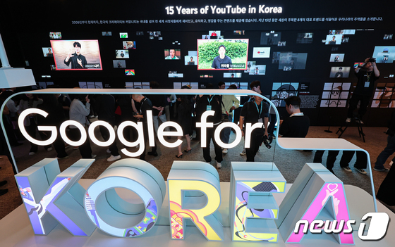 'Google for Korea 2023' 미디어월 살펴보는 참석자들
