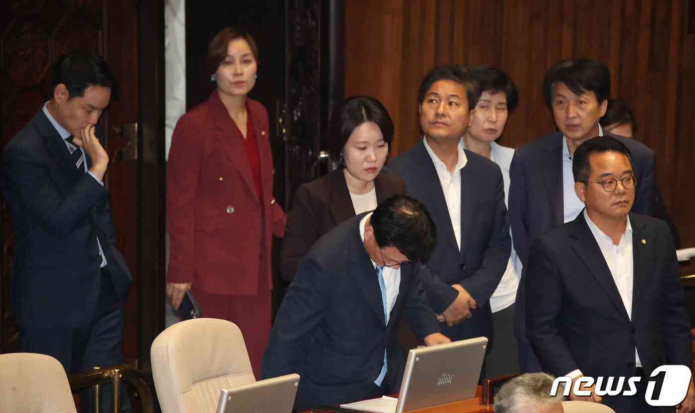 더불어민주당 의원들이 21일 오후 서울 여의도 국회에서 열린 제410회 국회(정기회) 제8차 본회의에서 이재명 대표에 대한 체포동의안이 총투표소 295표, 가 149표, 부 136표, 기권 6표, 무효 4표로 가결되자 아쉬워하고 있다. 2023.9.21/뉴스1 © News1 임세영 기자