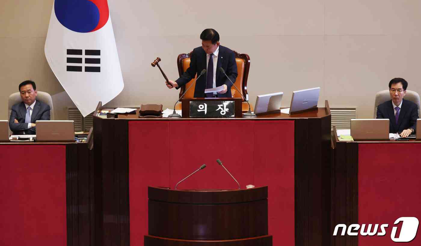 김진표 국회의장이 21일 오후 서울 여의도 국회에서 열린 제410회 국회(정기회) 제8차 본회의에서 의사봉을 두드리며 이재명 더불어민주당 대표에 대한 체포동의안의 가결을 알리고 있다. 2023.9.21/뉴스1 © News1 송원영 기자