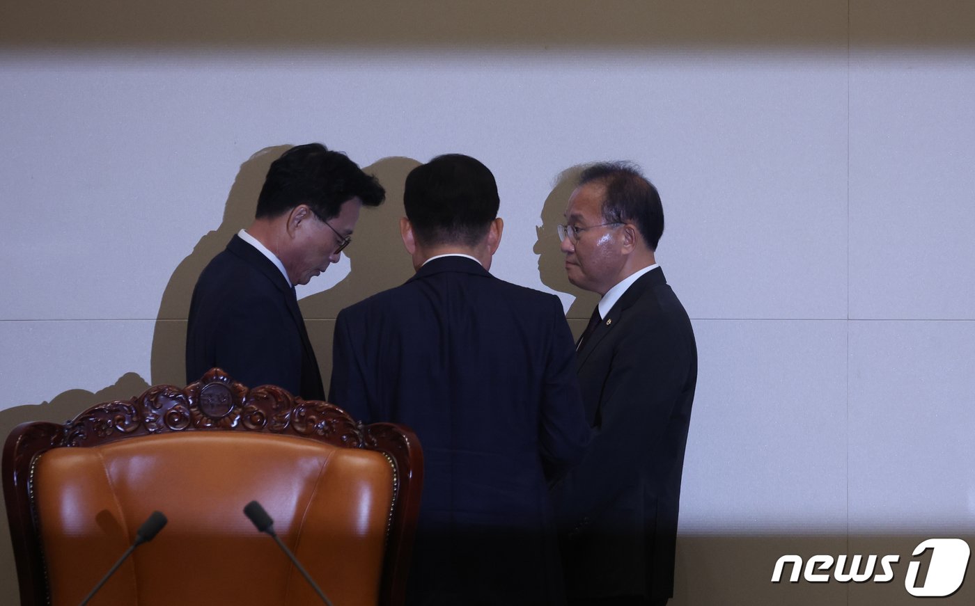 본문 이미지 - 김진표 국회의장이 21일 오후 서울 여의도 국회에서 열린 제410회 국회(정기회) 제8차 본회의에서 이재명 더불어민주당 대표에 대한 체포동의안이 가결 된후 윤재옥 국민의힘 원내대표, 박광온 더불어민주당 원내대표와 대화를 하고 있다. 국회는 이날 본회의에서 이 대표 체포동의안을 찬성 149명, 반대 136명, 기권 6명, 무효 4명으로 통과시켰다. 2023.9.21/뉴스1 ⓒ News1 송원영 기자