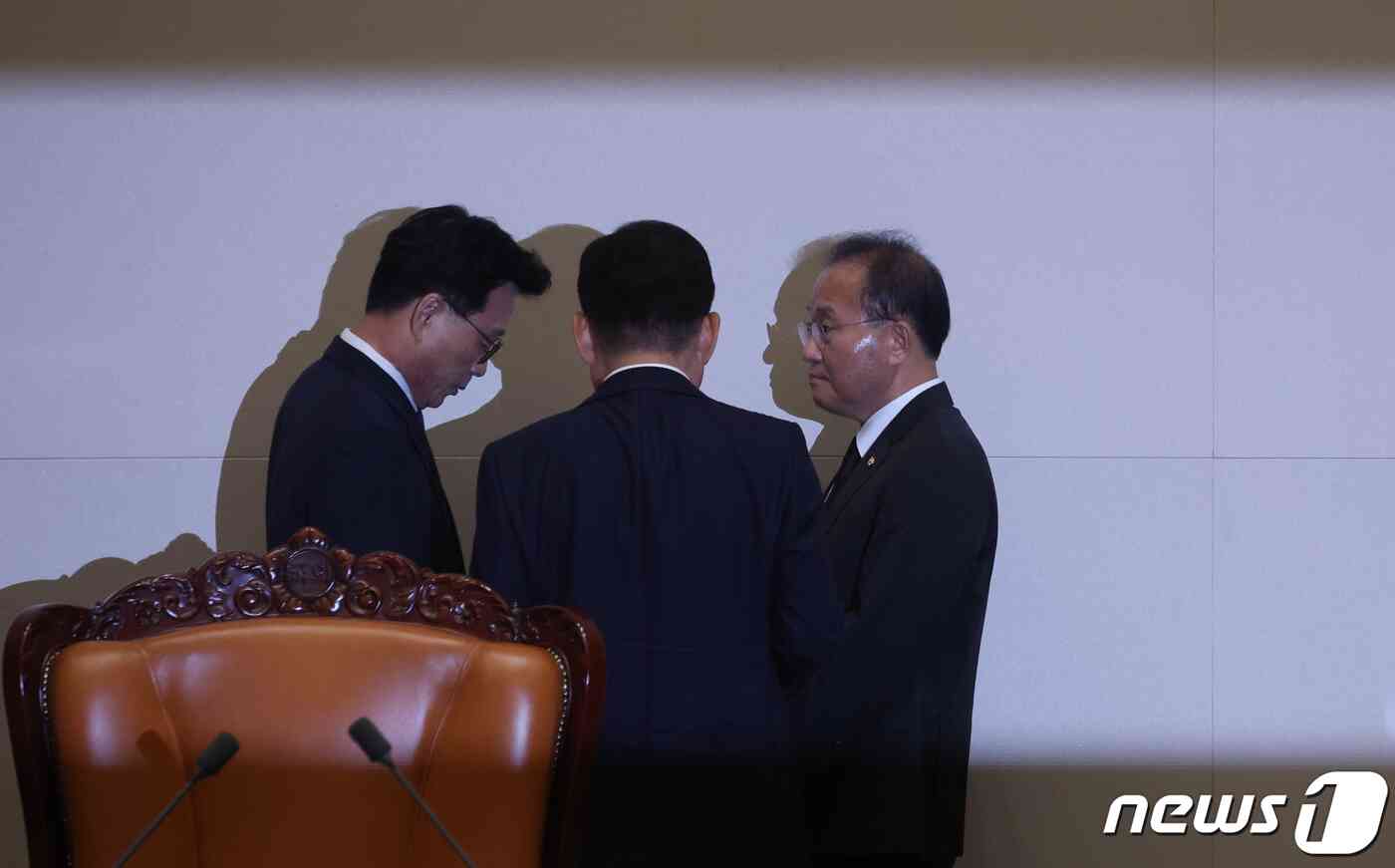 김진표 국회의장이 21일 오후 서울 여의도 국회에서 열린 제410회 국회(정기회) 제8차 본회의에서 이재명 더불어민주당 대표에 대한 체포동의안이 가결 된후 윤재옥 국민의힘 원내대표, 박광온 더불어민주당 원내대표와 대화를 하고 있다. 국회는 이날 본회의에서 이 대표 체포동의안을 찬성 149명, 반대 136명, 기권 6명, 무효 4명으로 통과시켰다. 2023.9.21/뉴스1 © News1 송원영 기자