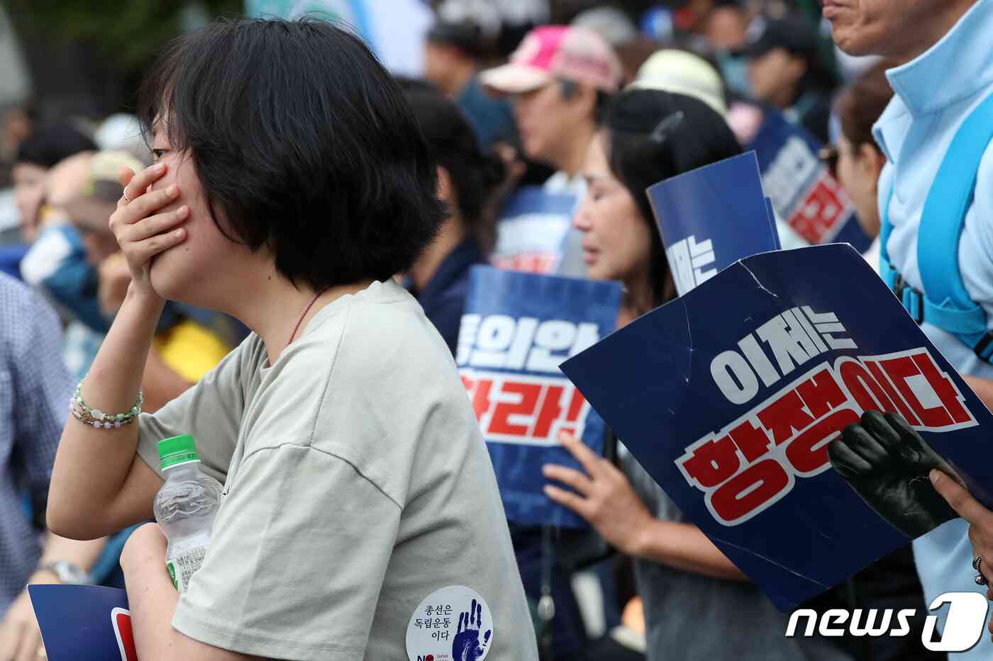 이재명 더불어민주당 대표의 지지자들이 21일 오후 서울 여의도 국회 앞에서 이 대표의 체포동의안 가결 소식에 슬퍼하고 있다. 2023.9.21/뉴스1 © News1 이승배 기자