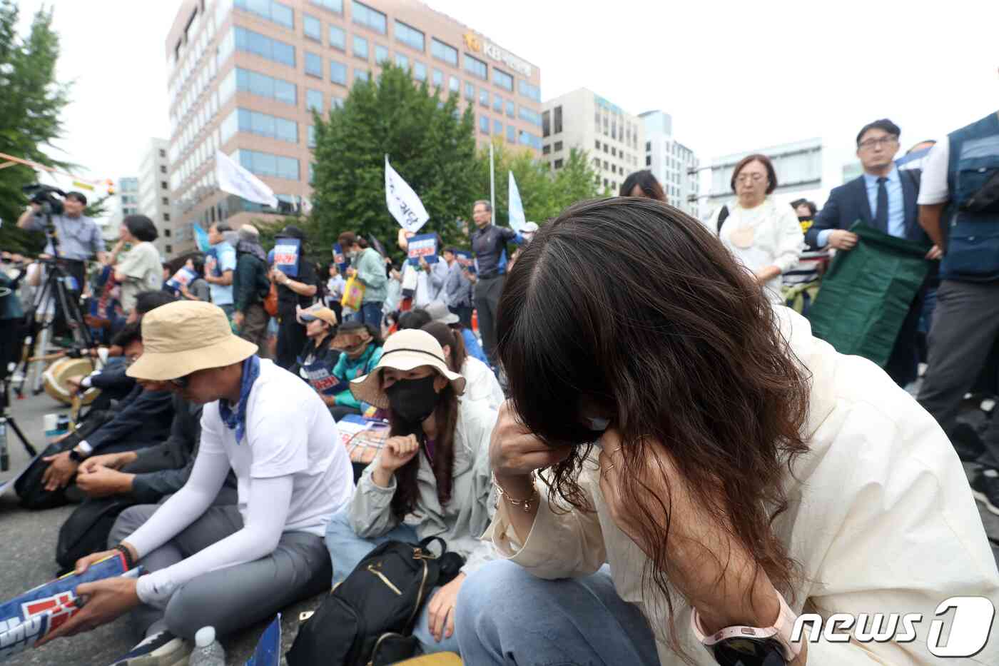 이재명 더불어민주당 대표의 지지자들이 21일 오후 서울 여의도 국회 앞에서 이 대표의 체포동의안 가결 소식에 슬퍼하고 있다. 2023.9.21/뉴스1 © News1 이승배 기자