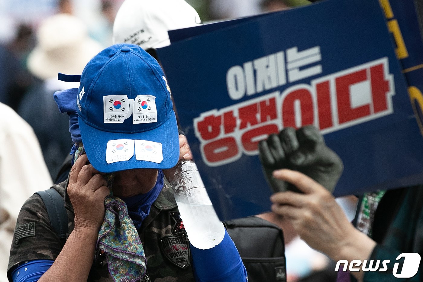 본문 이미지 - 이재명 더불어민주당 대표의 지지자들이 21일 오후 서울 여의도 국회 앞에서 이 대표의 체포동의안 가결 소식에 슬퍼하고 있다. 2023.9.21/뉴스1 ⓒ News1 이승배 기자