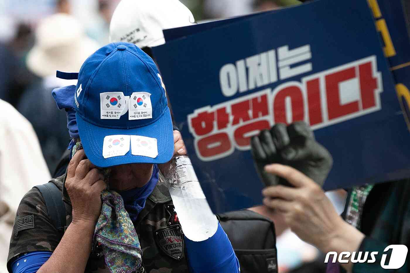 이재명 더불어민주당 대표의 지지자들이 21일 오후 서울 여의도 국회 앞에서 이 대표의 체포동의안 가결 소식에 슬퍼하고 있다. 2023.9.21/뉴스1 © News1 이승배 기자