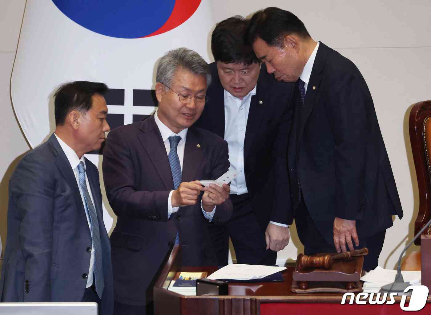 김진표 국회의장이 21일 오후 서울 여의도 국회에서 열린 제410회 국회(정기회) 제8차 본회의에서 열린 이재명 더불어민주당 대표에 대한 체포동의안 개표에서 김회재 더불어민주당 의원과 논란이 된 투표용지를 확인하고 있다. 2023.9.21/뉴스1 © News1 송원영 기자