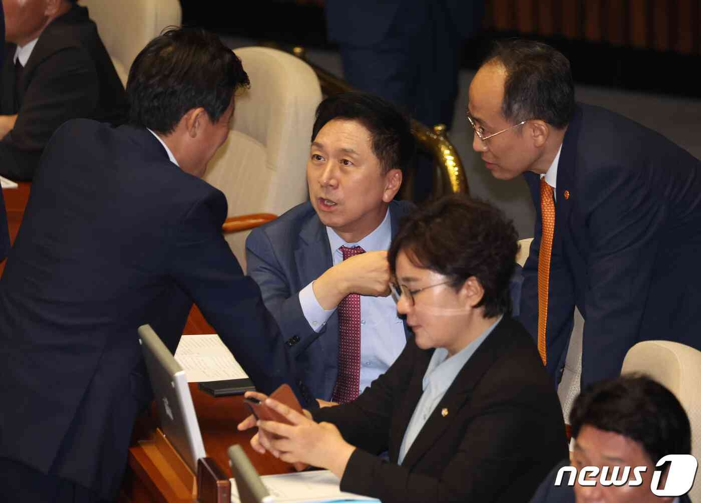 김기현 국민의힘 대표가 21일 오후 서울 여의도 국회에서 열린 제410회 국회(정기회) 제8차 본회의에서 열린 이재명 더불어민주당 대표에 대한 체포동의안 개표에서 의원들과 대화를 하고 있다. 2023.9.21/뉴스1 © News1 송원영 기자