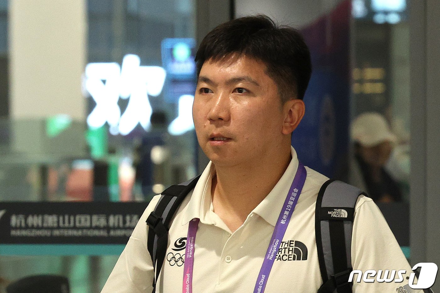 본문 이미지 - 유승민 IOC 선수위원이 2022 항저우 아시안게임에 출전하기 위해 21일 오후 중국 항저우 샤오산 국제공항을 통해 입국하고 있다. 2023.9.21/뉴스1 ⓒ News1 신웅수 기자
