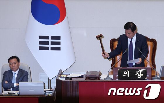 김진표 국회의장이 21일 오후 서울 여의도 국회에서 열린 제410회 국회(정기회) 제8차 본회의에서 의사봉을 두드리며 이재명 더불어민주당 대표에 대한 체포동의안의 가결을 알리고 있다. 2023.9.21/뉴스1 © News1 송원영 기자