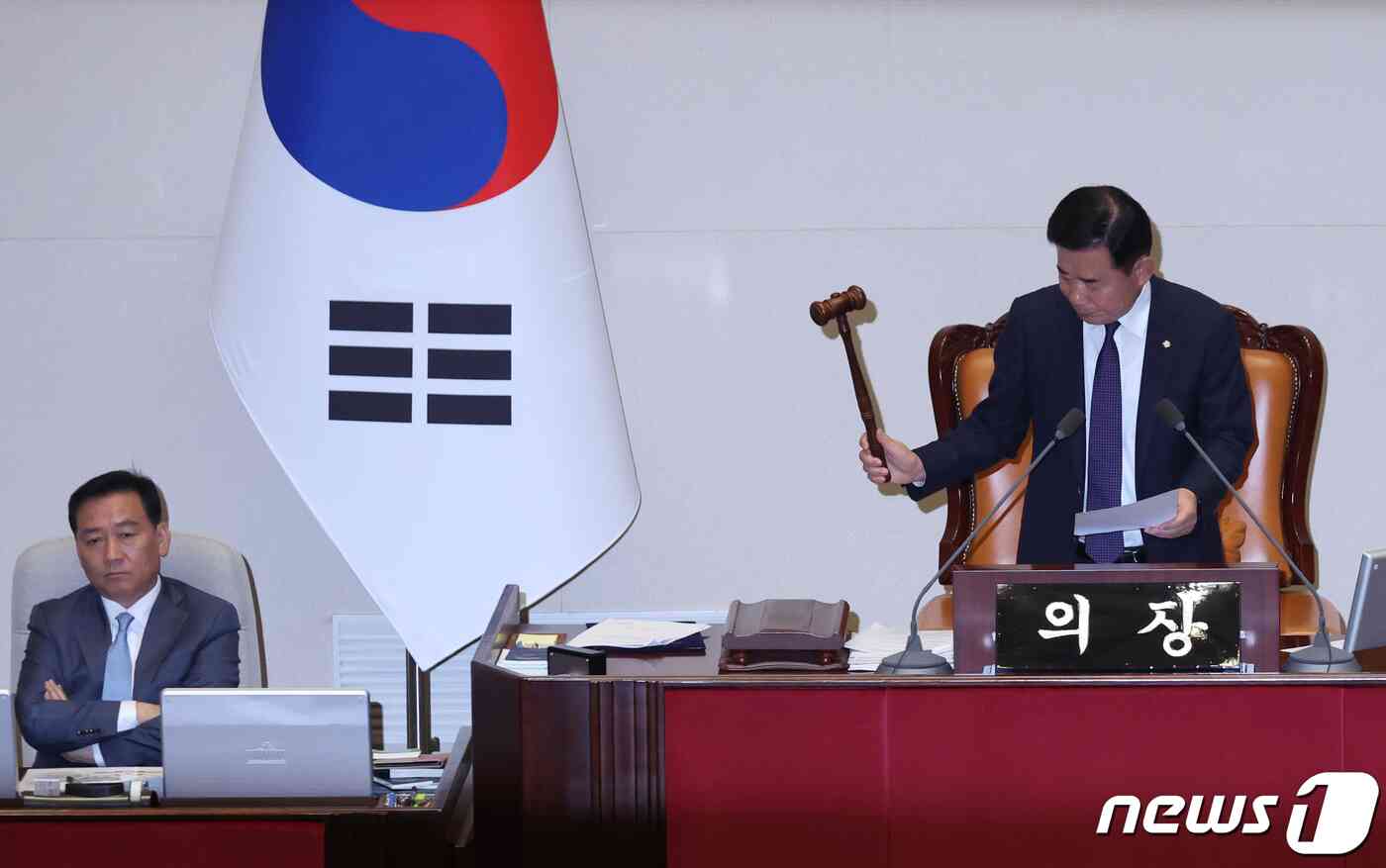 김진표 국회의장이 21일 오후 서울 여의도 국회에서 열린 제410회 국회(정기회) 제8차 본회의에서 의사봉을 두드리며 이재명 더불어민주당 대표에 대한 체포동의안의 가결을 알리고 있다. 2023.9.21/뉴스1 © News1 송원영 기자