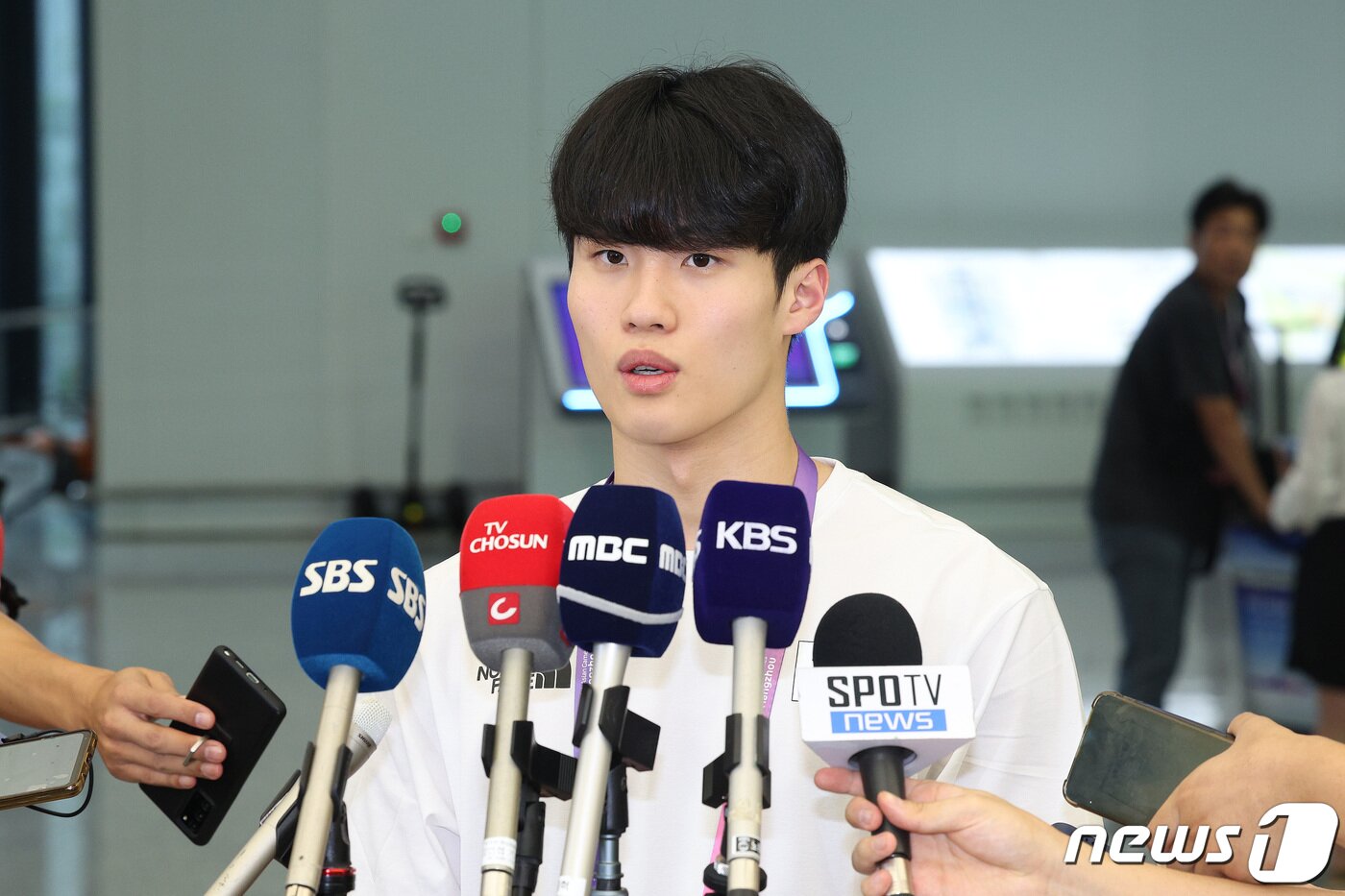 본문 이미지 - 수영 국가대표 황선우가 2022 항저우 아시안게임에 출전하기 위해 21일 오후 중국 항저우 샤오산 국제공항을 통해 입국해 취재진의 질의에 답변하고 있다. 2023.9.21/뉴스1 ⓒ News1 신웅수 기자