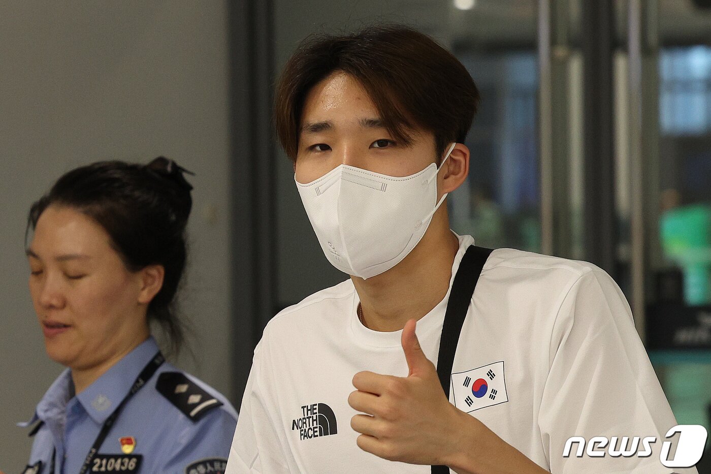 본문 이미지 - 수영 국가대표 김우민이 2022 항저우 아시안게임에 출전하기 위해 21일 오후 중국 항저우 샤오산 국제공항을 통해 입국하고 있다. 2023.9.21/뉴스1 ⓒ News1 신웅수 기자