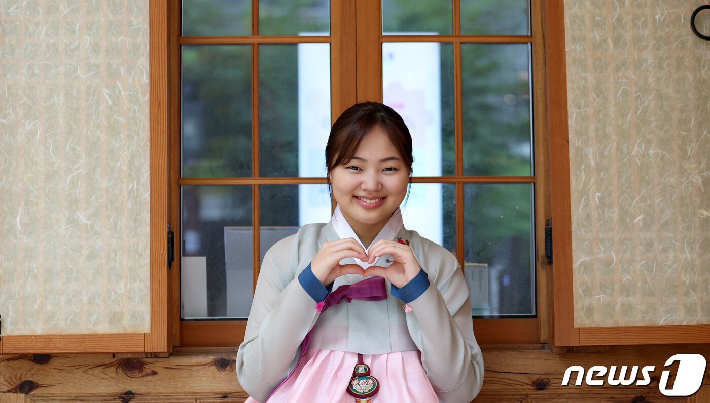 본문 이미지 - 넷플릭스 오리지널 시리즈 '마스크걸'에서 열연을 펼친 배우 김민서가 서울 종로구 종로홍보관에서 뉴스1과의 인터뷰에 앞서 포즈를 취하고 있다. /뉴스1 ⓒ News1 김성진 기자