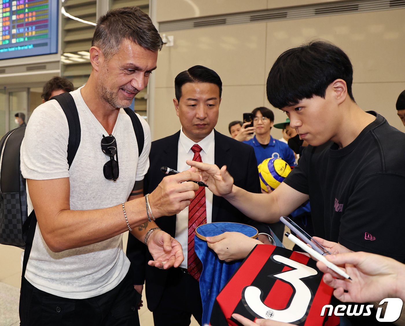 (인천공항=뉴스1) 김진환 기자 = ‘아주리 군단’ 이탈리아의 축구 레전드 파울로 말디니가 21일 오후 인천국제공항을 통해 입국해 팬에게 사인을 해주고 있다.오는 10월 21일 고 …