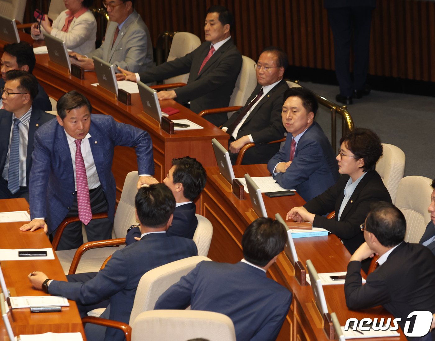 본문 이미지 - 김기현 국민의힘 대표가 21일 오후 서울 여의도 국회에서 열린 제410회 국회(정기회) 제8차 본회의에서 열린 이재명 더불어민주당 대표에 대한 체포동의안 개표에서 의원들과 대화를 하고 있다. 2023.9.21/뉴스1 ⓒ News1 송원영 기자