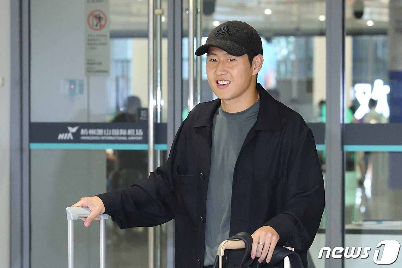 본문 이미지 - 2022 항저우 아시안게임 축구대표팀 이강인이 21일 오후 중국 항저우 샤오산 국제공항을 통해 입국하고 있다. 이강인은 이날 귀국 직후 태국과의 조별리그 2차전 장소로 이동할 예정이다. 2023.9.21/뉴스1 ⓒ News1 신웅수 기자