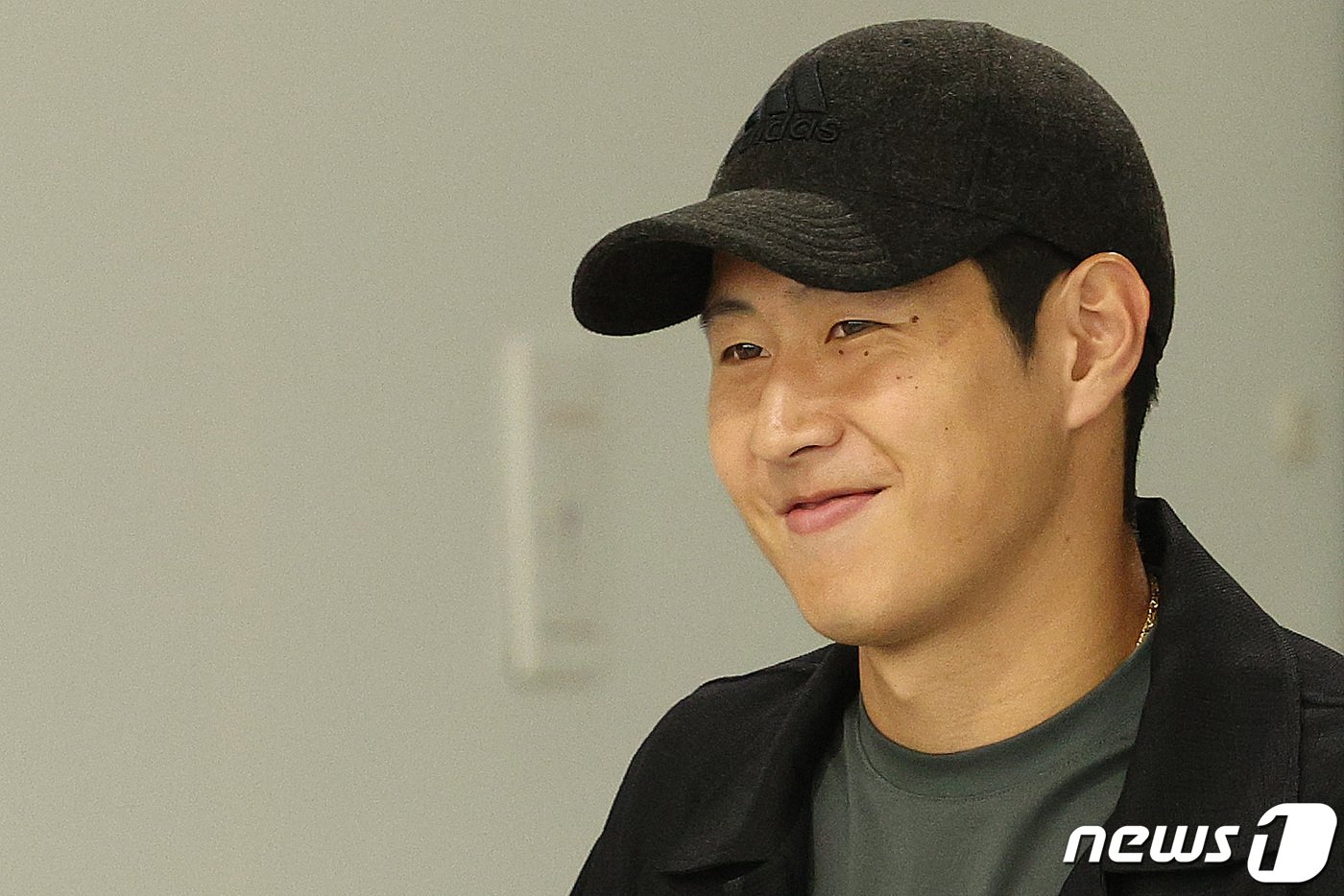 본문 이미지 - 2022 항저우 아시안게임 축구대표팀 이강인이 21일 오후 중국 항저우 샤오산 국제공항을 통해 입국하고 있다. 이강인은 이날 입국 직후 태국과의 조별리그 2차전 장소로 이동할 예정이다. 2023.9.21/뉴스1 ⓒ News1 신웅수 기자