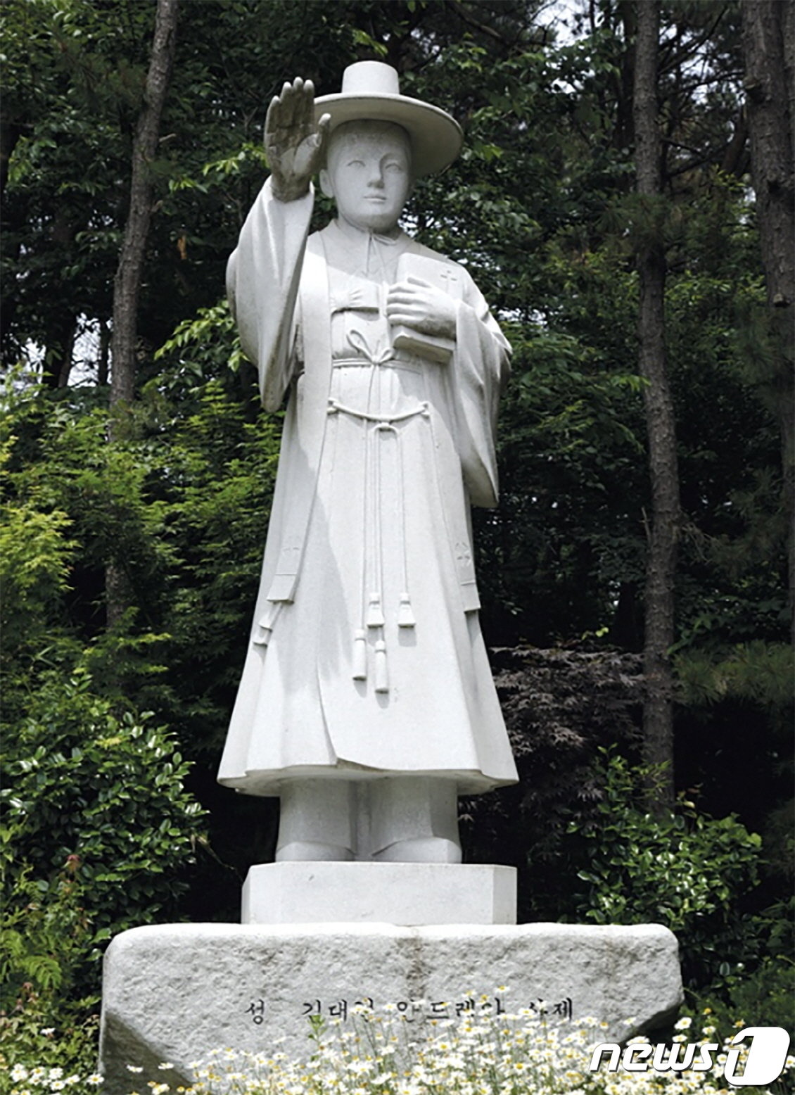 본문 이미지 - 익산 나바위성당에 있는 김대건 신부 동상.(익산시 제공)2023.9.21./뉴스1