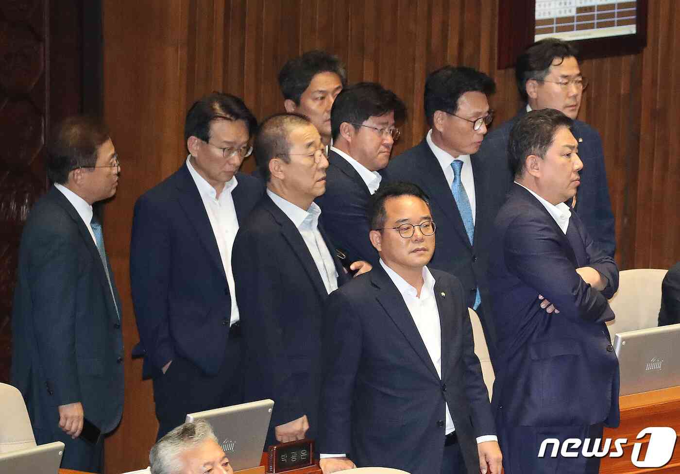 박광온 더불어민주당 원내대표 및 의원들이 21일 오후 서울 여의도 국회에서 열린 제410회 국회(정기회) 제8차 본회의에서 이재명 대표에 대한 체포동의안이 총투표 295표, 가 149표, 부 136표, 기권 6표, 무효 4표로 가결되자 아쉬워하고 있다. 2023.9.21/뉴스1 © News1 임세영 기자