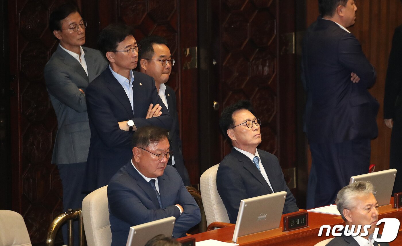 본문 이미지 - 더불어민주당 의원들이 21일 오후 서울 여의도 국회에서 열린 제410회 국회(정기회) 제8차 본회의에서 이재명 대표에 대한 체포동의안이 가결되자 아쉬워하고 있다. 2023.9.21/뉴스1 ⓒ News1 임세영 기자
