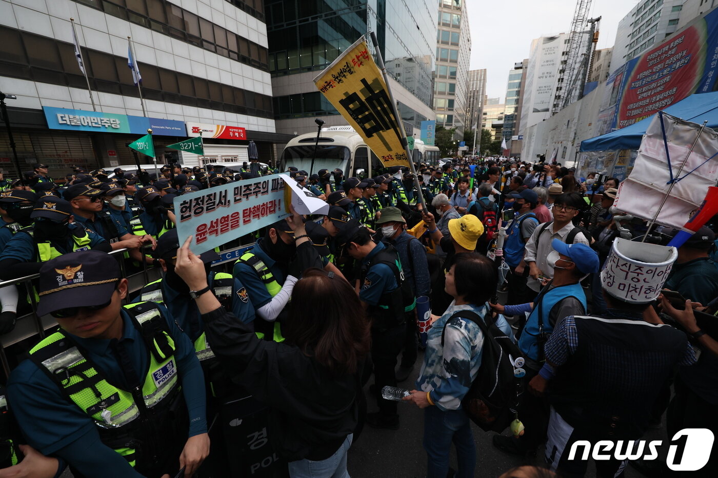본문 이미지 - 이재명 더불어민주당 대표 체포동의안이 가결된 21일 오후 서울 여의도 더불어민주당사 앞에서 이 대표 지지자들이 경찰과 대치하고 있다. 2023.9.21/뉴스1. ⓒ News1 황기선 기자