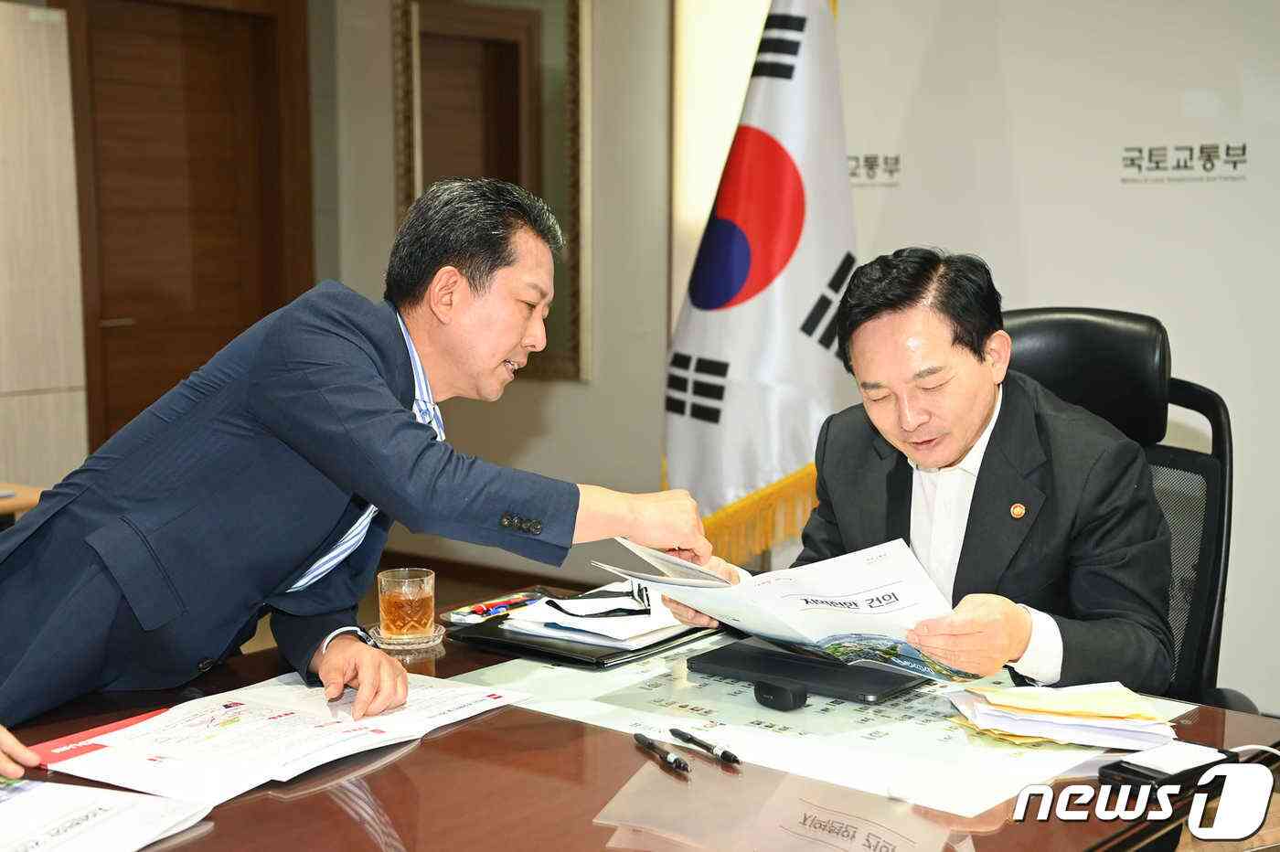 김장호 구미시장(왼쪽)이 21일 서울 국토발전전시관에서 원희룡 국토부장관과 만나 통합신공항 배후도시 기반이 되는 도로, 철도 등에 대한 지역 현안사업에 대해 설명하고 협조를 부탁하고 있다. (구미시 제공) 2023.9.21/뉴스1 