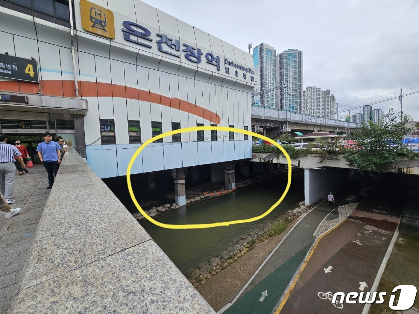 본문 이미지 - 동그라미 친 부분이 A씨가 붙잡고 있었던 기둥으로 추정되는 곳. 2023.9.21/뉴스1 박상아 기자