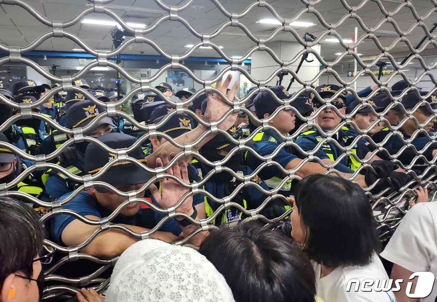 21일 더불어민주당 이재명 대표 체포동의안이 가결되자 지지자들이 국회 진입을 시도했다. 경찰은 지하철 9호선 국회의사당역 1번·6번 출구를 폐쇄했다. 경찰과 서울메트로 9호선은 이날 오후 국회 정문 인근 국회의사당역 1번·6번 출구에 경찰관 등 인력을 배치해 국회 방향 진출을 차단하고 있다. 2023.9.21/뉴스1 © News1 한병찬 기자