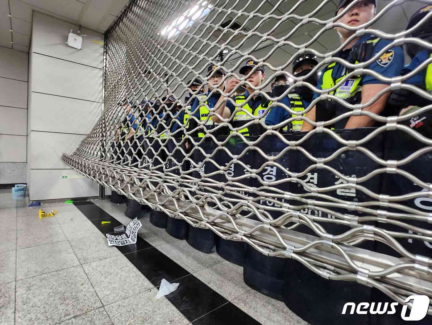 21일 더불어민주당 이재명 대표 체포동의안이 가결되자 지지자들이 국회 진입을 시도했다. 경찰은 지하철 9호선 국회의사당역 1번·6번 출구를 폐쇄했다. 경찰과 서울메트로 9호선은 이날 오후 국회 정문 인근 국회의사당역 1번·6번 출구에 경찰관 등 인력을 배치해 국회 방향 진출을 차단하고 있다. 2023.9.21/뉴스1 © News1 한병찬 기자