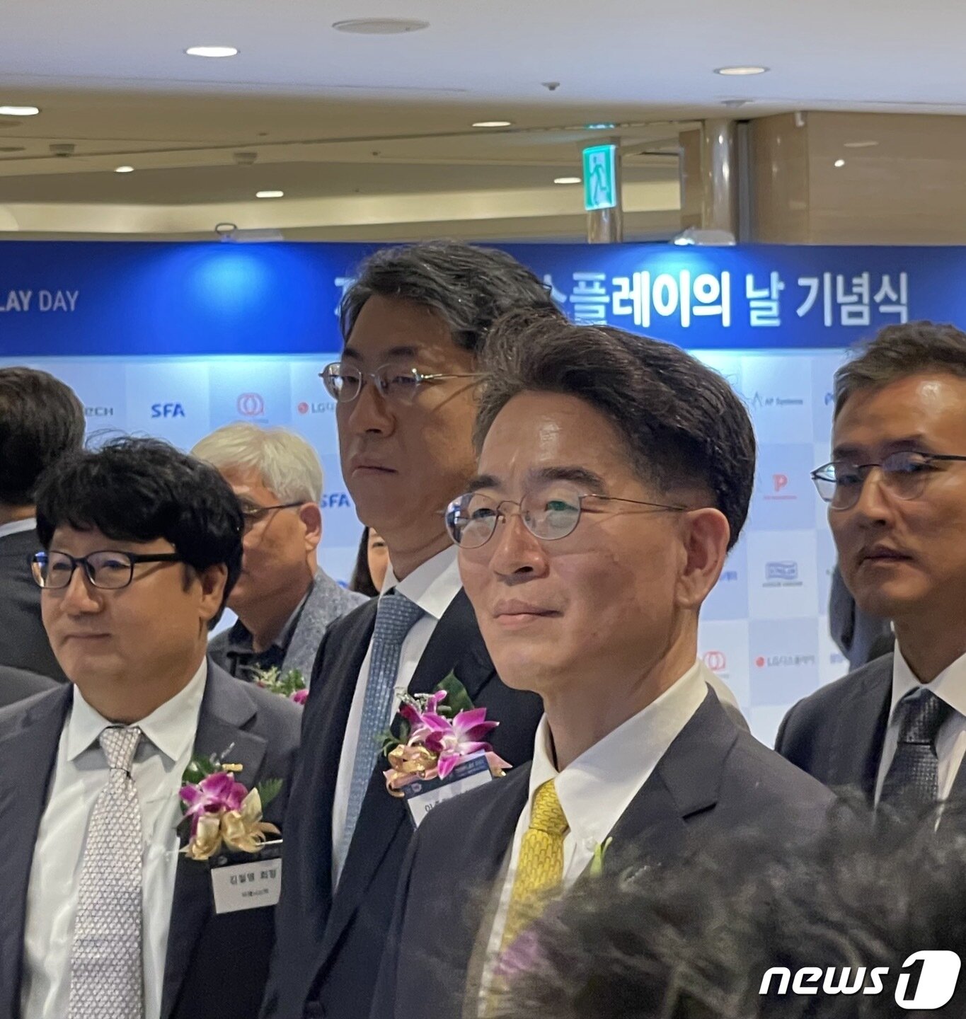 본문 이미지 -  정호영 LG디스플레이 사장&#40;한국디스플레이산업협회장&#41;이 &#39;제14회 디스플레이의 밤&#39; 행사에서 발표를 듣고 있다. 2023.9.21/뉴스1 ⓒ News1 강태우 기자