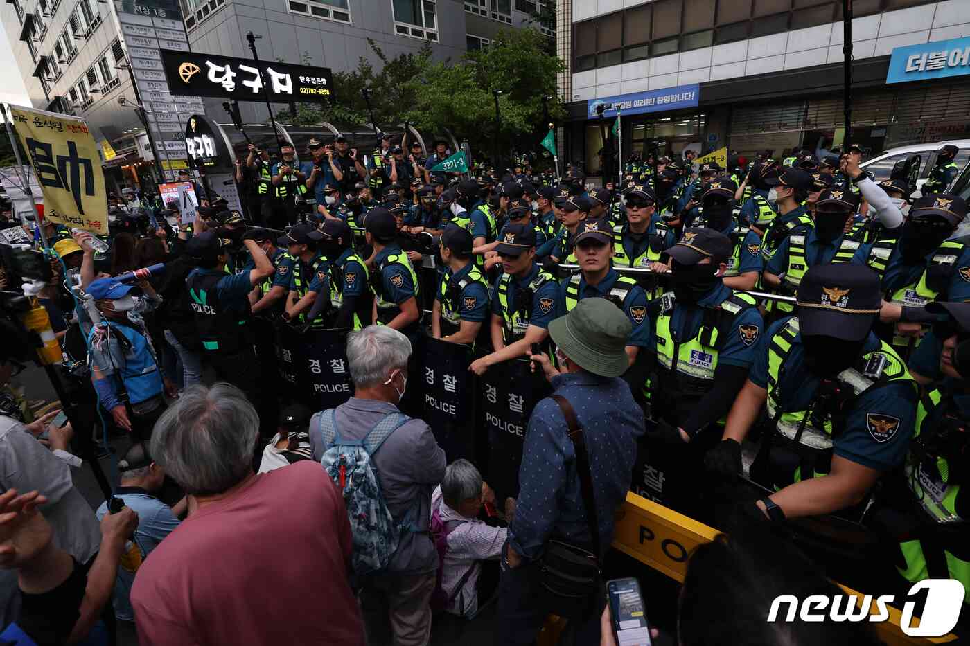 이재명 더불어민주당 대표 체포동의안이 가결된 21일 오후 서울 여의도 더불어민주당사 앞에서 이 대표 지지자들이 경찰과 대치하고 있다. 2023.9.21/뉴스1 © News1 황기선 기자