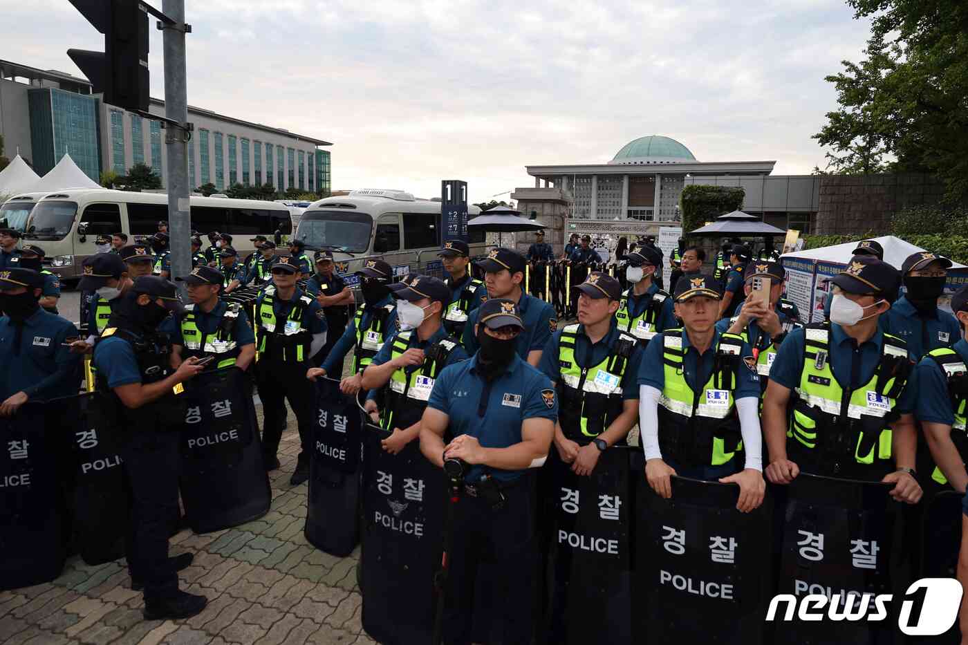 이재명 더불어민주당 대표 체포동의안이 가결된 21일 오후 서울 여의도 국회 앞에서 경찰들이 경계근무를 서고 있다. 2023.9.21/뉴스1 © News1 황기선 기자