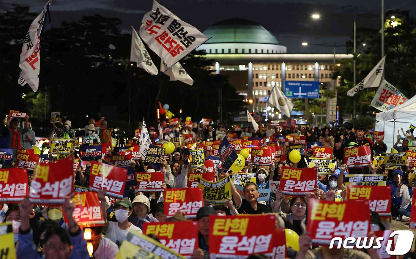이재명 더불어민주당 대표 체포동의안이 가결된 21일 오후 서울 영등포구 여의도 국회 앞에서 촛불행동 회원들이 구호를 외치고 있다. 2023.9.21/뉴스1 © News1 김진환 기자