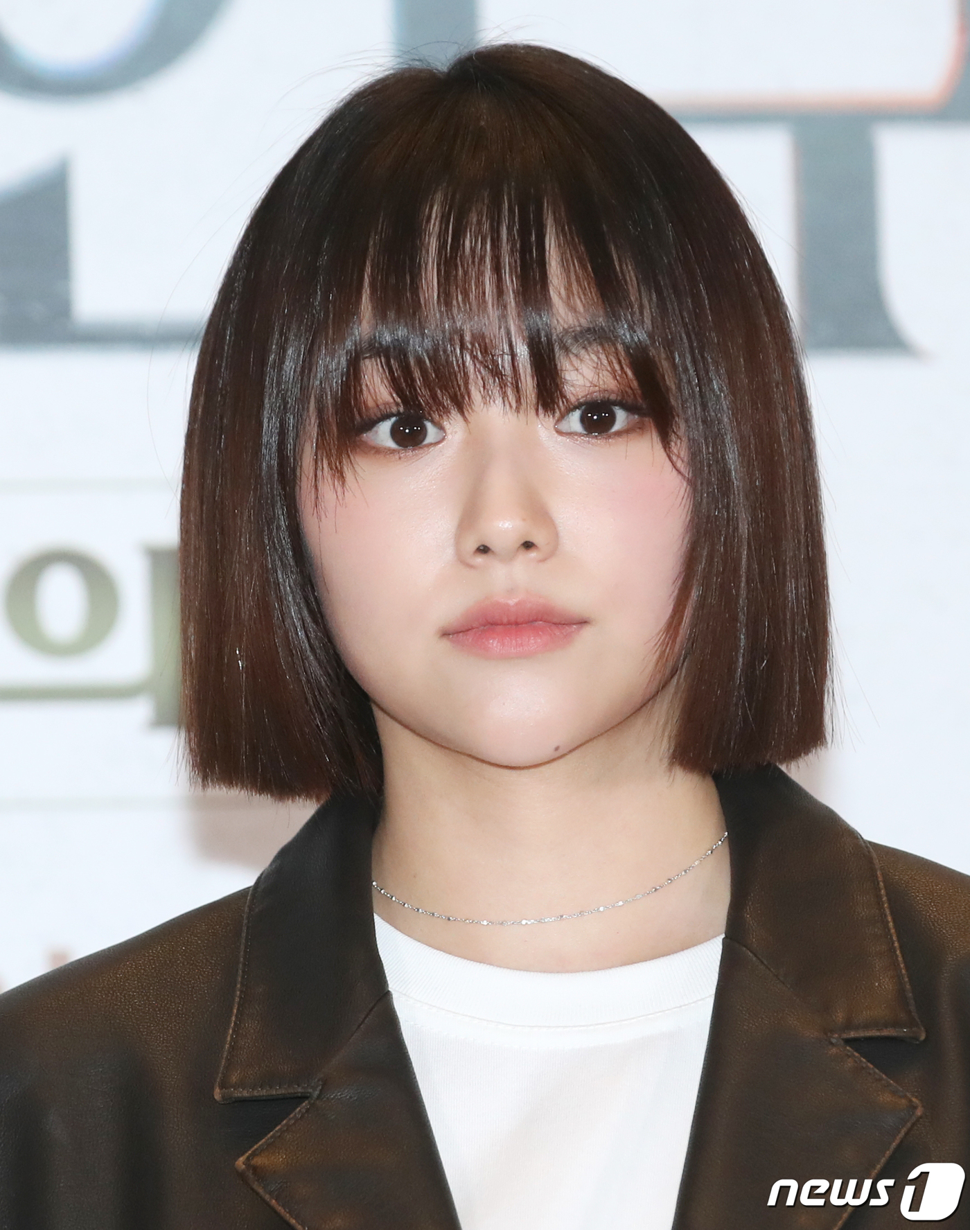 (서울=뉴스1) 권현진 기자 = 가수 강미나가 21일 서울 용산구 CGV 용산아이파크몰에서 열린 영화 '천박사 퇴마 연구소 : 설경의 비밀’ VIP 시사회에서 포즈를 취하고 있다. …