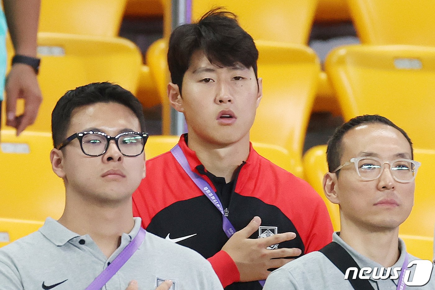 21일 오후 중국 저장성 진화시 스포츠센터 스타디움에서 열린 2022 항저우 아시안게임 남자 축구 E조 조별리그 2차전 대한민국과 태국의 경기를 찾은 이강인이 관중석에 앉아 애국가를 제창하고 있다. 2023.9.21/뉴스1 ⓒ News1 민경석 기자