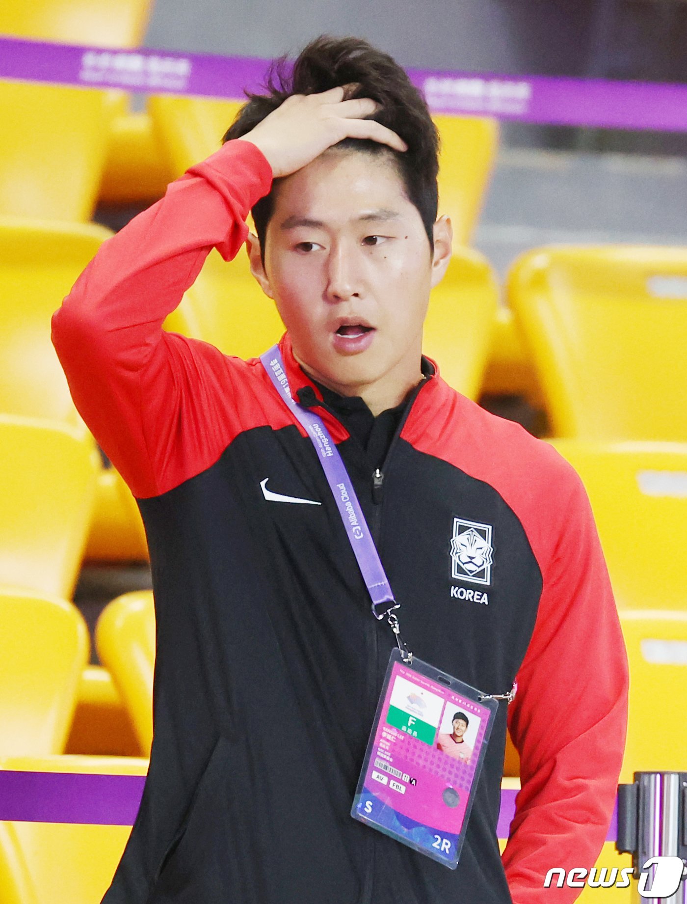 본문 이미지 - 21일 오후 중국 저장성 진화시 스포츠센터 스타디움에서 열린 2022 항저우 아시안게임 남자 축구 E조 조별리그 2차전 대한민국과 태국의 경기를 찾은 이강인이 머리를 쓸어올리고 있다. 2023.9.21/뉴스1 ⓒ News1 민경석 기자