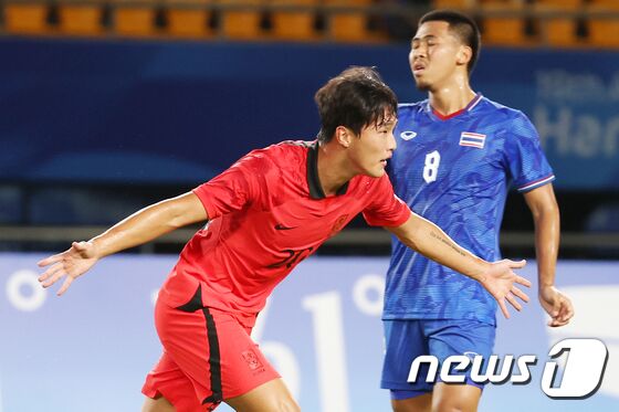 21일 오후 중국 저장성 진화시 스포츠센터 스타디움에서 열린 2022 항저우 아시안게임 남자 축구 E조 조별리그 2차전 대한민국과 태국의 경기에서 안재준이 추가골을 성공 시킨 뒤 기뻐하고 있다. 2023.9.21/뉴스1 © News1 민경석 기자