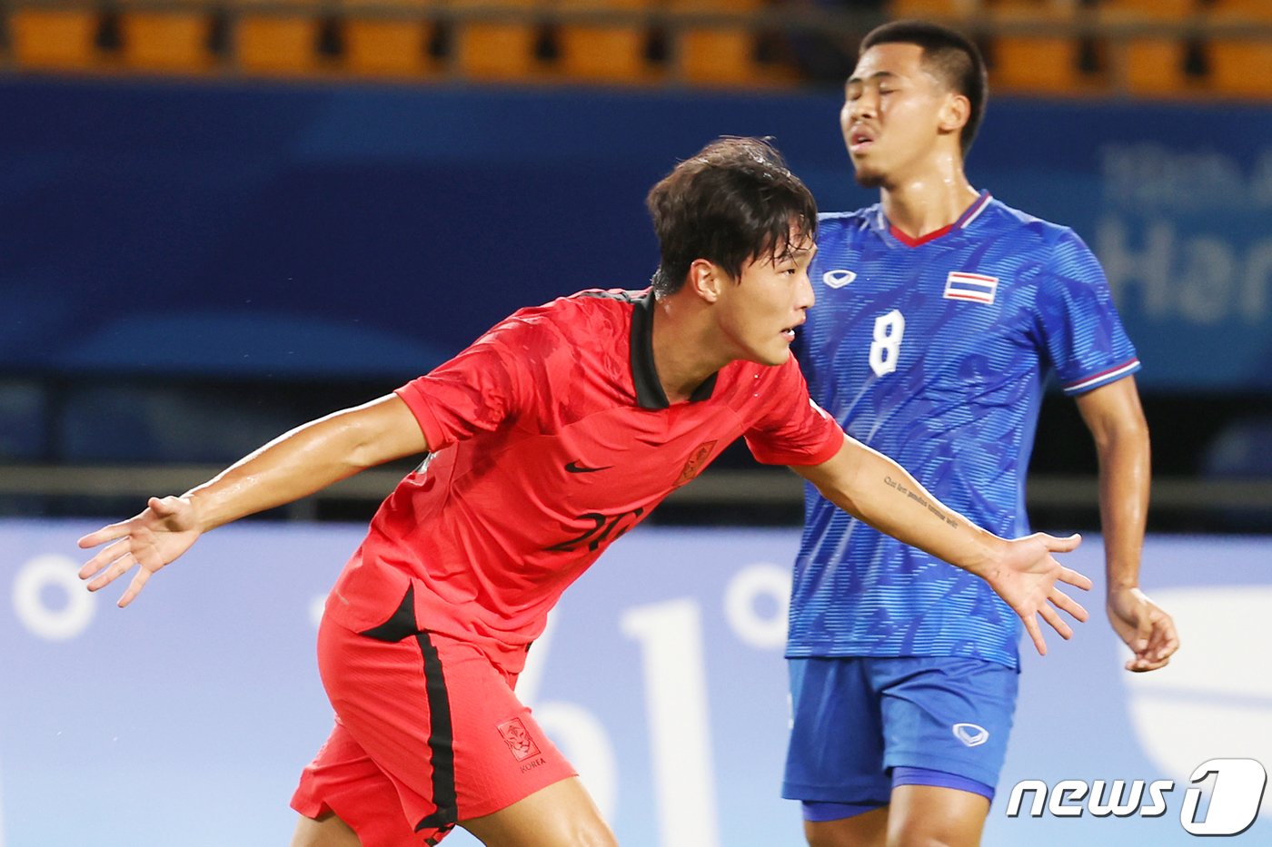 21일 오후 중국 저장성 진화시 스포츠센터 스타디움에서 열린 2022 항저우 아시안게임 남자 축구 E조 조별리그 2차전 대한민국과 태국의 경기에서 안재준이 추가골을 성공 시킨 뒤 기뻐하고 있다. 2023.9.21/뉴스1 ⓒ News1 민경석 기자