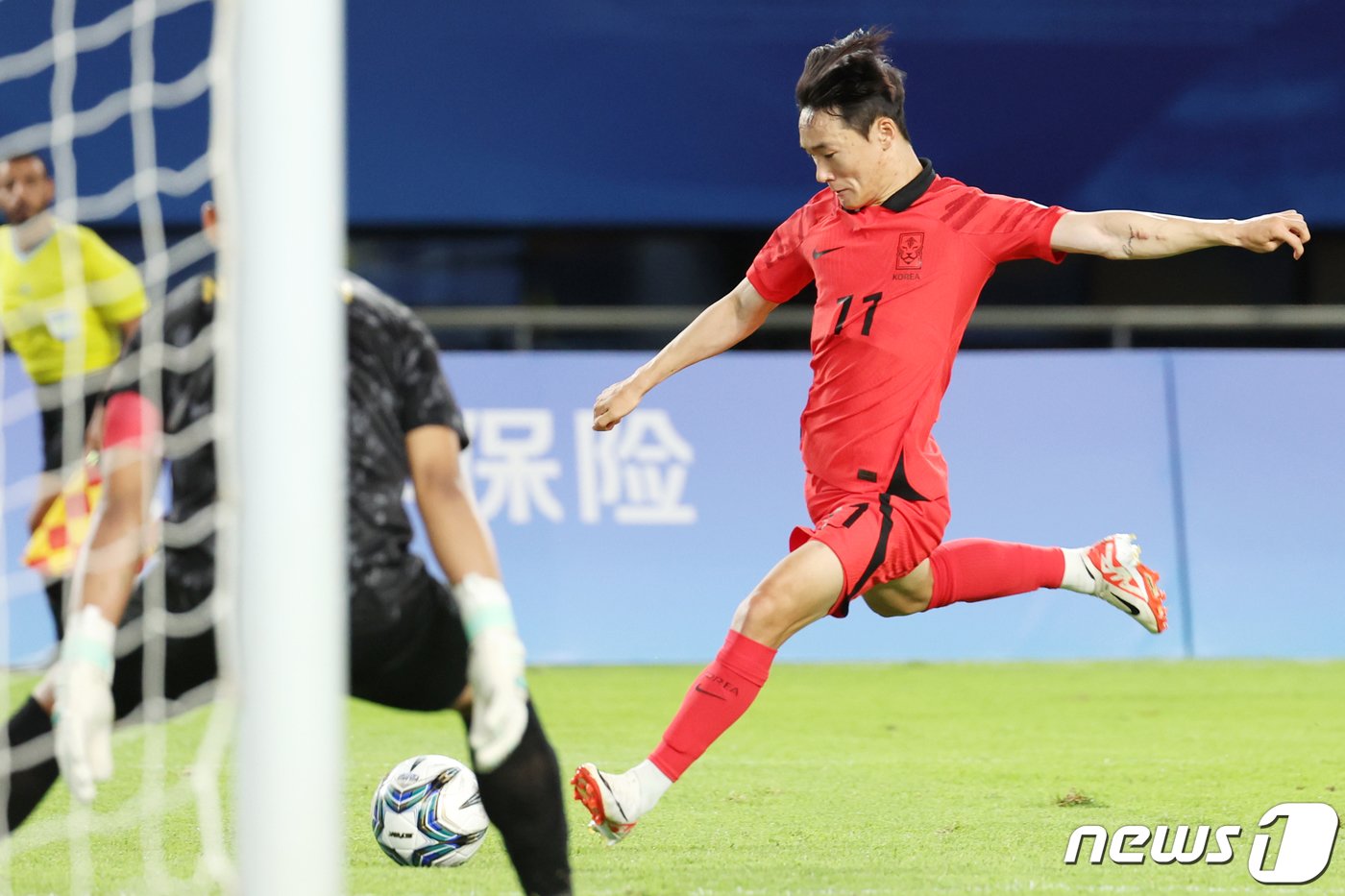 21일 오후 중국 저장성 진화시 스포츠센터 스타디움에서 열린 2022 항저우 아시안게임 남자 축구 E조 조별리그 2차전 대한민국과 태국의 경기에서 엄원상이 골을 성공 시키고 있다. 2023.9.21/뉴스1 ⓒ News1 민경석 기자