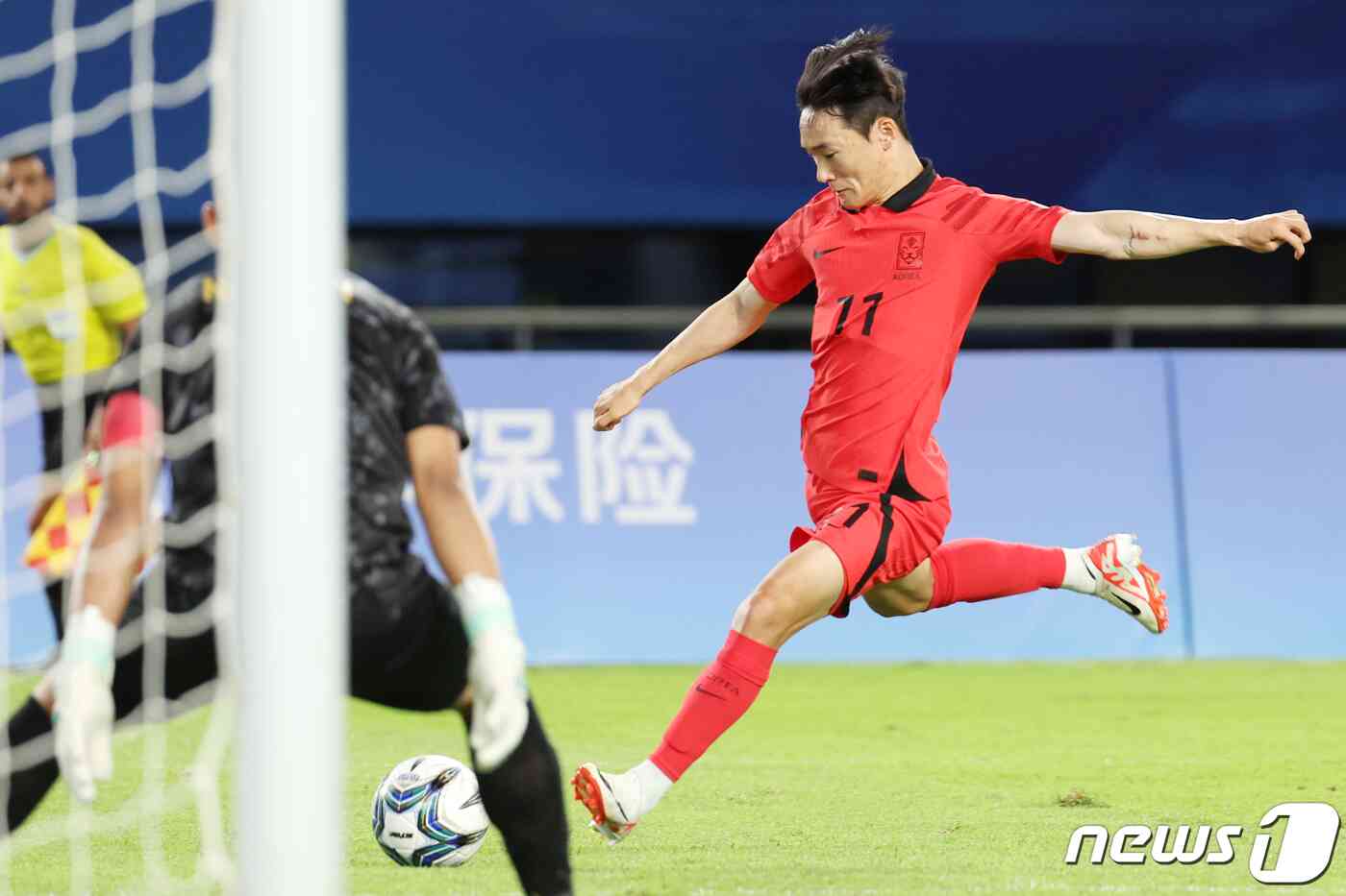 21일 오후 중국 저장성 진화시 스포츠센터 스타디움에서 열린 2022 항저우 아시안게임 남자 축구 E조 조별리그 2차전 대한민국과 태국의 경기에서 엄원상이 골을 성공 시키고 있다. 2023.9.21/뉴스1 © News1 민경석 기자