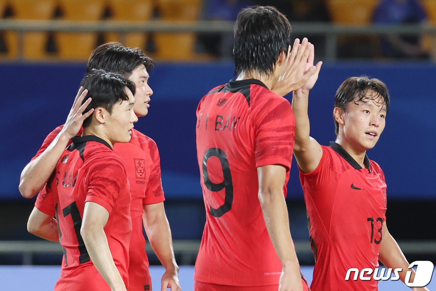 본문 이미지 - 21일 오후 중국 저장성 진화시 스포츠센터 스타디움에서 열린 2022 항저우 아시안게임 남자 축구 E조 조별리그 2차전 대한민국과 태국의 경기에서 엄원상이 골을 성공 시킨 뒤 동료들과 기쁨을 나누고 있다. 2023.9.21/뉴스1 ⓒ News1 민경석 기자