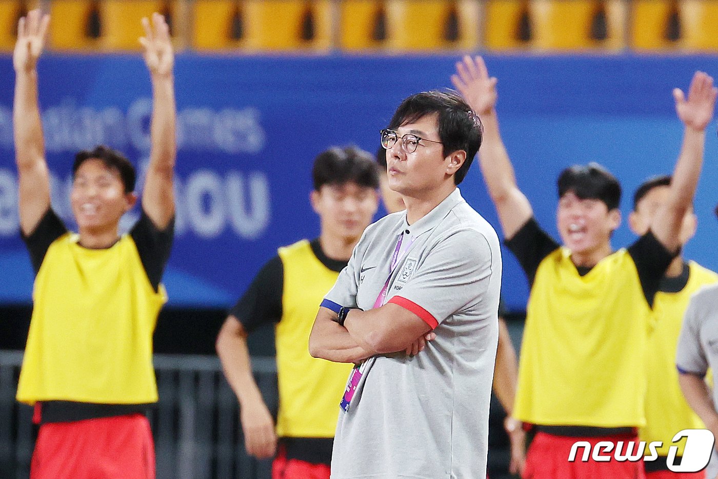 21일 오후 중국 저장성 진화시 스포츠센터 스타디움에서 열린 2022 항저우 아시안게임 남자 축구 E조 조별리그 2차전 대한민국과 태국의 경기에서 황선홍 감독이 이재익이 골을 성공시킨 뒤 기쁨을 나누는 모습을 지켜보고 있다. 2023.9.21/뉴스1 ⓒ News1 민경석 기자