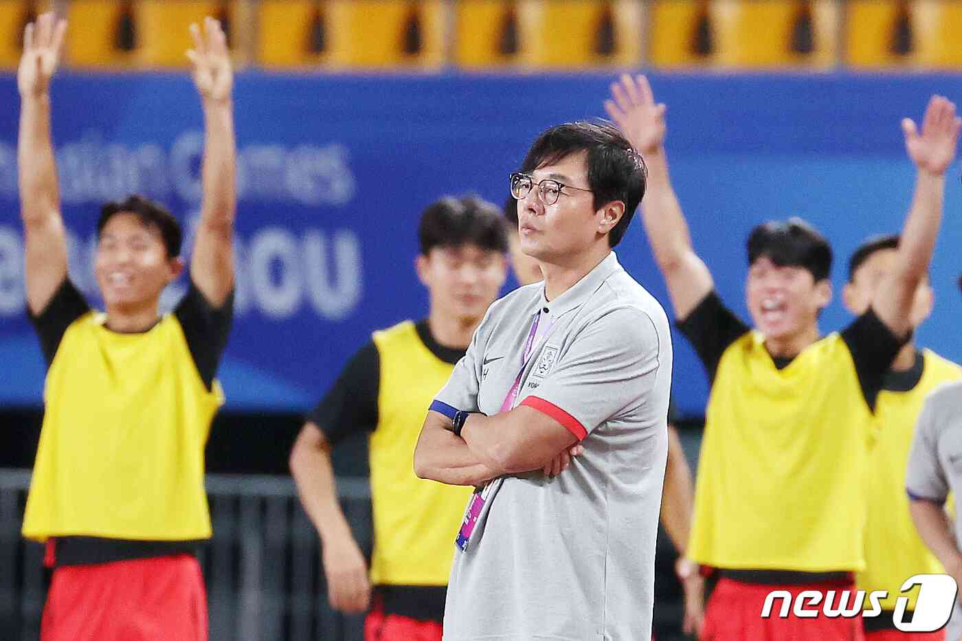 21일 오후 중국 저장성 진화시 스포츠센터 스타디움에서 열린 2022 항저우 아시안게임 남자 축구 E조 조별리그 2차전 대한민국과 태국의 경기에서 황선홍 감독이 이재익이 골을 성공시킨 뒤 기쁨을 나누는 모습을 지켜보고 있다. 2023.9.21/뉴스1 © News1 민경석 기자